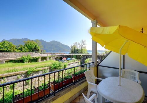 Bilocale con balcone al piano rialzato