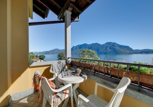 Camera tripla con balcone vista lago
