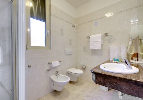 Camera tripla superior vista lago: Bagno