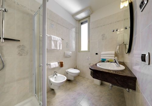 Camera quadrupla superior vista lago: bagno