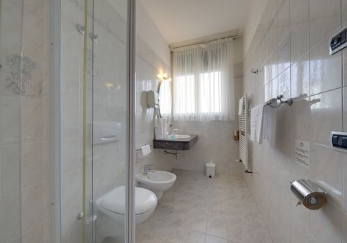 Camera con bagno privato con asciugamani e accessori da toilette